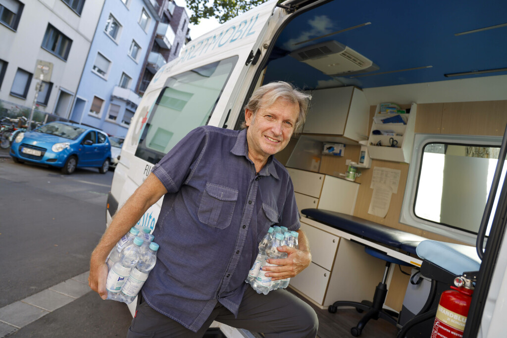 Hitzesommer 2022, Dr. Gerhard Trabert nimmt zur Behandlung von Wohnsitzlosen aus seinem Arztmobil viel Trinkwasser mit 11.08.22 *** Heat summer 2022, Dr Gerhard Trabert takes a lot of drinking water from his doctors mobile to treat homeless people 11 08 22