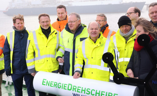 Bilder des Jahres 2022, News 12 Dezember News Themen der Woche KW50 LNG Energie mit Scholz und Habeck 17.12.2022, Germany, Wilhelmshafen, neues LNG Terminal wird eröffnet unter Beisein von Bundeskanzler Olaf Scholz, Bundeswirtschaftsminister Robert Habeck, Bundesfinanzminister Christian Lindner, sowie Ministerpräsident Stephan Weil und Wirtschaftsminister Olaf Lies. LNG Terminal wird betrieben von UNIPER und das Gas wird an Land uebernommen von der OGE, OpenGridEurope Ferngasleitungen aus Essen, das Schiff Höegh Esperanza, ein FSRUFloating Storage and Regasification Unit, nimmt das LNG an und gibt es and ie erste Uniper Leitung weiter. LNG Terminal Jade Weser Port Energie, Deutschland, Pipeline, Cracker Schiff, Uniper, hier Robert Habeck Wilhelmshafen Niedersachsen Germany *** LNG Energy with Scholz and