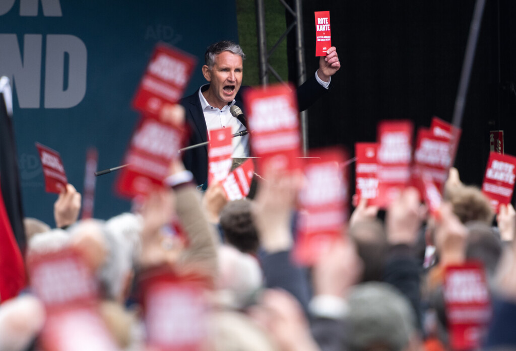AfD-DEMONSTRATION MIT WEIDEL UND HOeCKE *** NUR FUeR REDAKTIONELLE ZWECKE *** EDITORIAL USE ONLY ***<p>29/04/2023-Erfurt: Thueringens AfD-Landeschef Bjoern Hoecke zeigt waehrend seiner Rede bei der Demonstration des AfD-Landesverbandes unter dem Motto Zukunft fuer Deutschland eine Rote Karte ( Deutschland Thueringen Erfurt Copyright: SaschaxFromm *** AfD DEMONSTRATION WITH WEIDEL AND HOeCKE FOR EDITORIAL PURPOSES ONLY EDITORIAL USE ONLY p 29 04 2023 Erfurt Thuringias AfD state leader Bjoern Hoecke shows a red card Germany Thueringen Erfurt during his speech at the demonstration of the AfD state association under the motto Future for Germany Copyright SaschaxFromm Copyright: SaschaxFromm doc7pzxwxafyg8155lhlf97 ,EDITORIAL USE ONLY