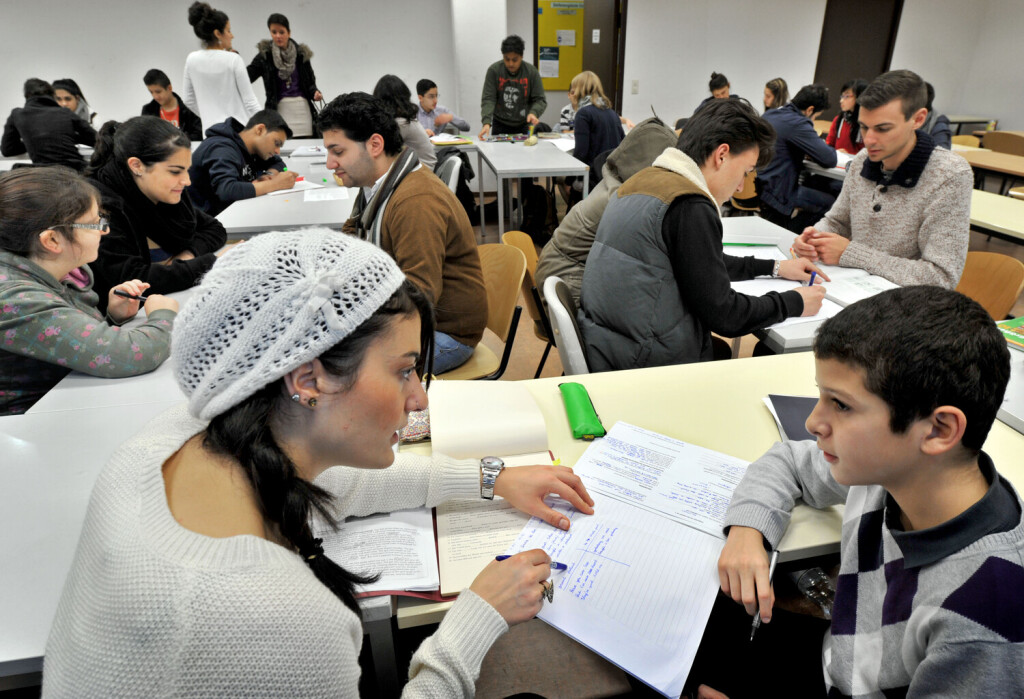 Zum kostenlosen Förderunterricht, meist durch Lehramtstudenten, kommen auch am Mittwoch, 07.11.2012 zahlreiche Schüler in das Gebäude 9 der Uni Essen. Das seit Jahrtzehnten existierende Projekt wendet sich in erster Linie an Jugendliche mit Migrationshintergrund.
Bild: Kamuran Turan hilft Ayyoub, 13, bei den Englisch-Aufgaben.
Foto: Ulrich von Born/ WAZ FotoPool