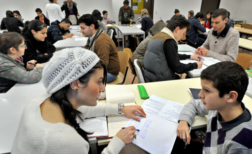 Zum kostenlosen Förderunterricht, meist durch Lehramtstudenten, kommen auch am Mittwoch, 07.11.2012 zahlreiche Schüler in das Gebäude 9 der Uni Essen. Das seit Jahrtzehnten existierende Projekt wendet sich in erster Linie an Jugendliche mit Migrationshintergrund.
Bild: Kamuran Turan hilft Ayyoub, 13, bei den Englisch-Aufgaben.
Foto: Ulrich von Born/ WAZ FotoPool
