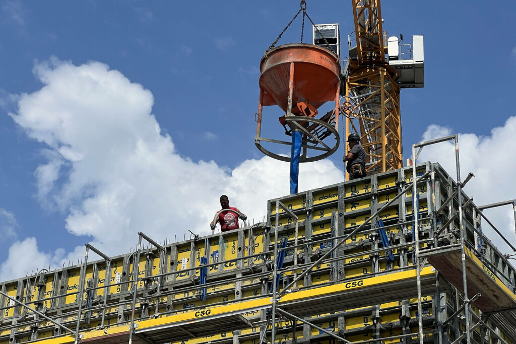 Bauarbeiter auf einer Grossbaustelle in Haar bei Muenchen geissen Beton,Betonkuebe,betonieren. Verschalung. Baugebiet, Eigentumswohnungen, Bauarbeiter,Wohnbloecke, Baustoffe,Grossbaustelle,Rohbau, Baubranche,Neubau,Eigentumswohnungen Gewerbeimmobilie,Gebaeude,Immobilie,Neubau,Miete, Bauboom,Bauflaute,Mietshaus,bauen,Bau,Baugewerbe,Immobilie,Baukosten,Bauzinsen. Immobilien,Baugewerbe,Baustelle. *** Construction workers on a large construction site in Haar near Munich geissen concrete,concrete cranes,concreting formwork construction area,condominiums,construction workers,residential blocks,construction materials,large construction site,shell construction,construction industry,new construction,condominiums commercial property,building,real e
Bild: Imago / Sven Simon