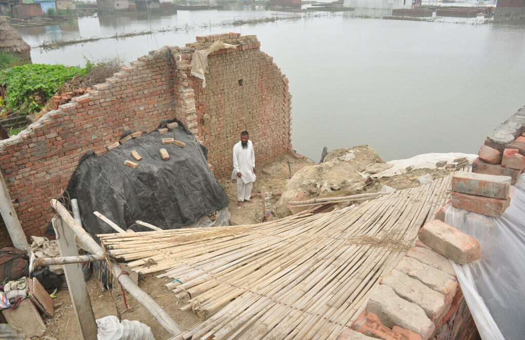 GHAZIABAD, INDIA - JULY 18: Many houses in Badarpur village have developed cracks due to flooding while some have even collapsed due to recent flooding after breach at Alipur embankment, on July 18, 2023 in Ghaziabad, India. Photo by Sakib Ali/Hindustan Times Yamuna Floods Disturbed Life Of Delhi-NCR PUBLICATIONxNOTxINxIND