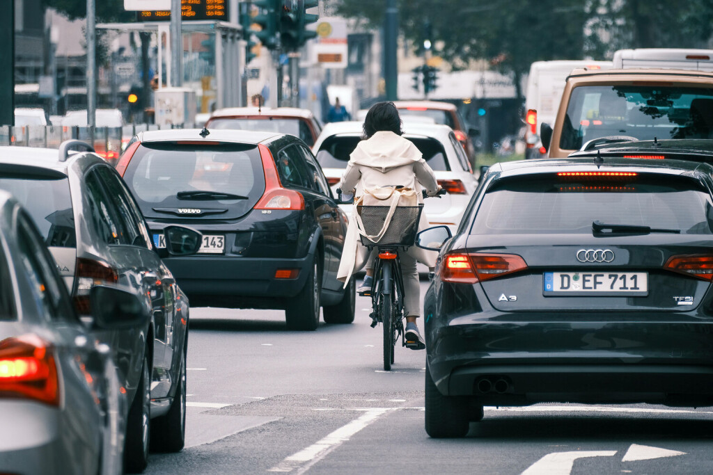 Düsseldorf 17.08.2023 Stau Autostau Verkehrsstau Innenstadt City Verkehr Umwelthilfe Bussgeld Tempobegrenzung Geschwindigkeitsbegrenzung CO2 Stickoxide Stickoxid Feinstaub Emission Luftreinhaltung Luftreinhalteplan Fahrverbote Verkehrskollaps Klimawandel Baustelle Benzinpreis Spritpreis Autos Parkhaus Parken Parkraum Feierabendverkehr Tempo 30 Verkehrswende Mobilitätswende Innenstadtverkehr Benzinpreise Spritpreise Deutschlandticket Autopendler Fahrradfahrerin Fahrradfahrer Radfahrer Automaut Citymaut Düsseldorf Nordrhein-Westfalen Deutschland *** Düsseldorf 17 08 2023 traffic jam traffic jam downtown city traffic environmental aid fine speed limit speed limit CO2 nitrogen oxides nitrogen oxide particulate matter emission air cleanline