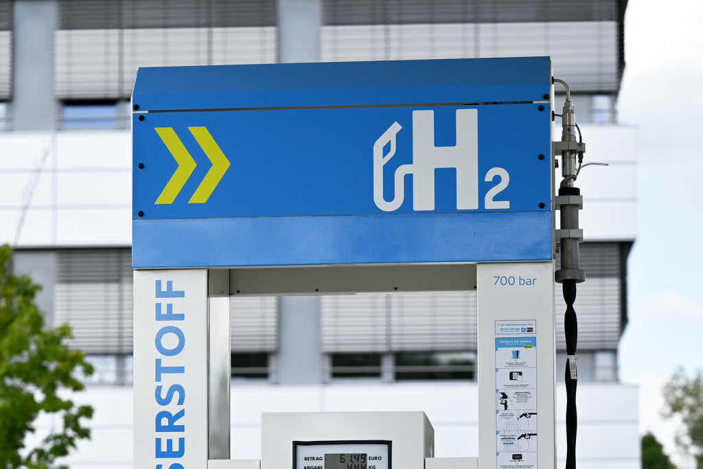 Eine Wasserstofftankstelle ist eine Tankstelle zum Betanken von Kraftfahrzeugen mit Wasserstoff. An ihren Zapfsäulen können Kunden ihre Wasserstoffverbraucher wie Brennstoffzellenfahrzeuge auffüllen. Die Kosten beim Tanken von Wasserstoff sind vergleichbar mit denen für Benzin. Ein Kilogramm H2 kostet aktuell ca. 9,50 Euro an der Tankstelle. Themenbild, Symbolbild Erlangen, 02.09.2023 Bayern Deutschland *** A hydrogen filling station is a filling station for refueling motor vehicles with hydrogen At its pumps, customers can fill up their hydrogen consumers such as fuel cell vehicles The cost of refueling with hydrogen is comparable to that of gasoline A kilogram of H2 currently costs about 9.50 euros at the filling station Topic image Copyright: xDwixAnoraganingrumx