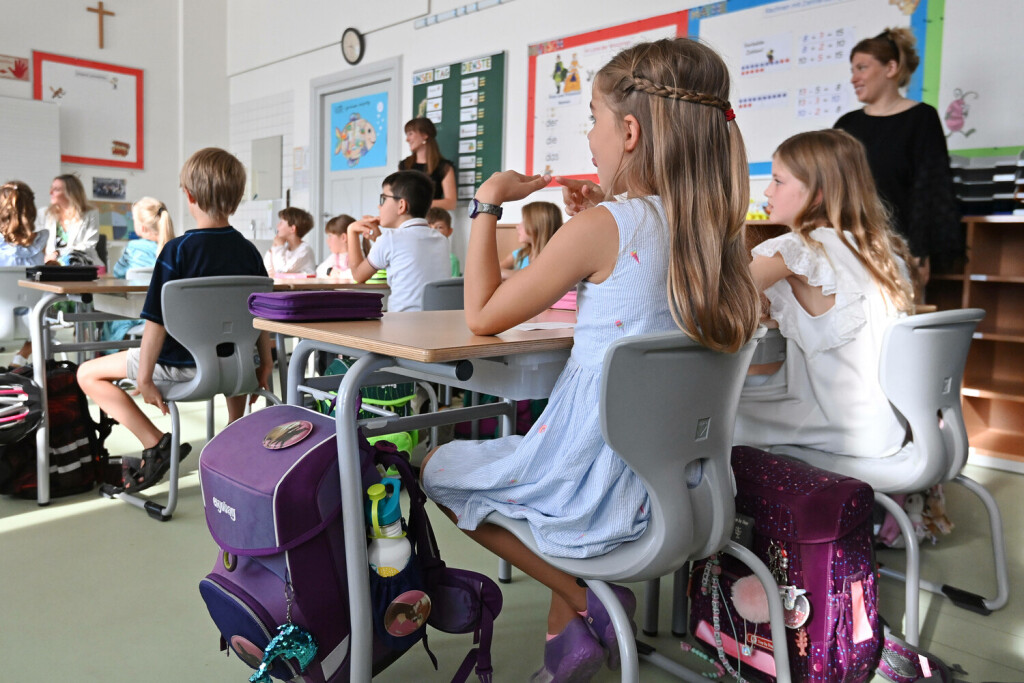 Schulunterricht an einer Grundschule in Bayern am ersten Schultag nach den Sommerferien am 12.09.2023. Lehrerin,Grundschullehrerin haelt Unterricht vor der Klasse 2c. *** School lessons at an elementary school in Bavaria on the first school day after the summer vacations on 12 09 2023 teacher,elementary school teacher holds lessons in front of class 2c