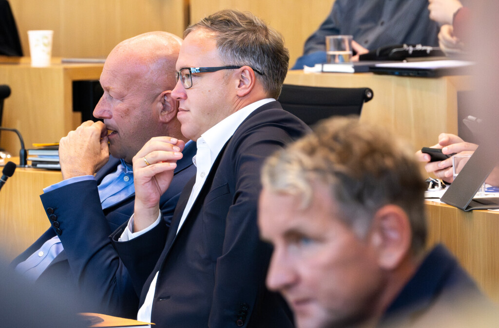 THUERINGER LANDTAG 117. PLENARSITZUNG *** NUR FUeR REDAKTIONELLE ZWECKE *** EDITORIAL USE ONLY ***<p>14/09/2023-Erfurt: Thueringer Landtag / 7. Wahlperiode / 117. Plenarsitzung / im Foto: Thomas L. Kemmerich (FDP), Mario Voigt (CDU-Fraktionsvorsitzender) und Bjoern Hoecke (AfD-Fraktionsvorsitzender) kurz vor der Abstimmung fuer das Gesetz zur Senkung der Grunderwerbssteuer ( Deutschland Thueringen Erfurt Copyright: SaschaxFromm *** THUERINGER LANDTAG 117 PLENARY SESSION FOR EDITORIAL PURPOSES ONLY EDITORIAL USE ONLY p 14 09 2023 Erfurt Thuringian State Parliament 7 Election Period 117 Plenary Session in Photo Thomas L Kemmerich FDP , Mario Voigt CDU Parliamentary Group Leader and Bjoern Hoecke AfD Parliamentary Group Leader shortly before t Copyright: SaschaxFromm doc7ryvbxrc7ag1015s0c6h ,EDITORIAL USE ONLY