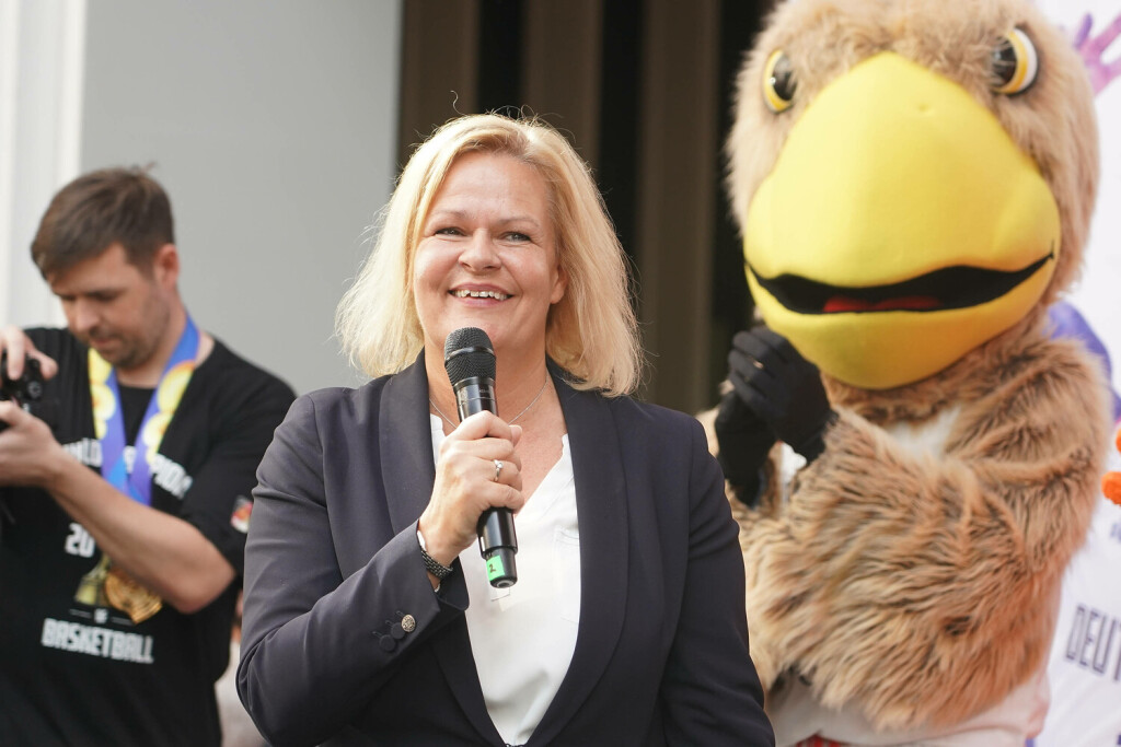 Innenministerin Nancy Faeser SPD - 11.09.2023: Empfang der Weltmeister Mannschaft der Basketballer in Frankfurt *** Minister of the Interior Nancy Faeser SPD 11 09 2023 Reception of the world champion team of basketball players in Frankfurt