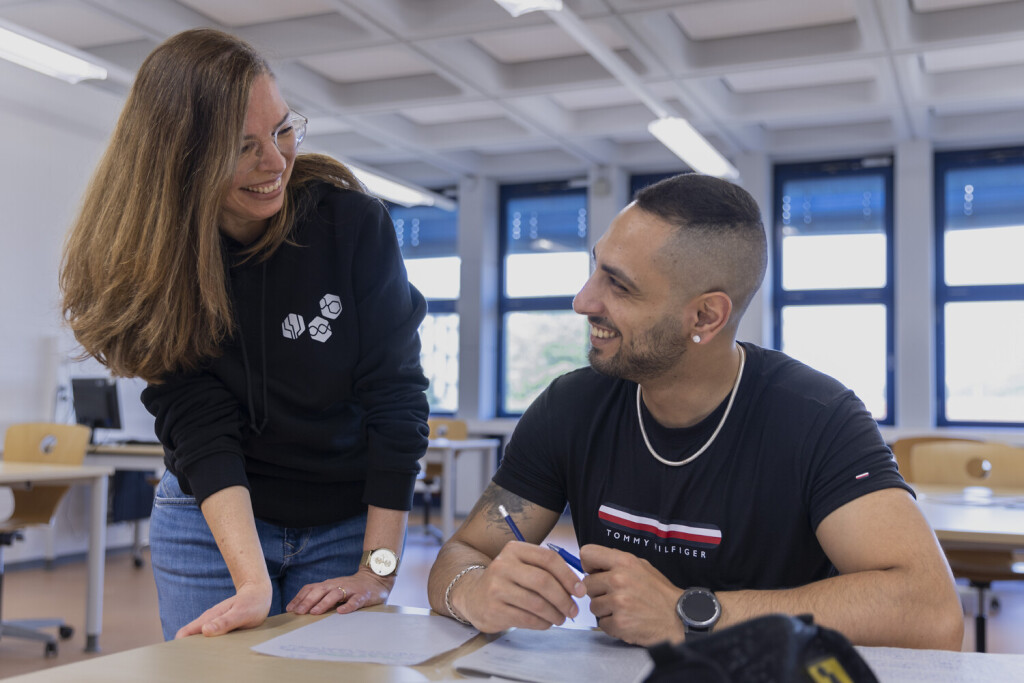 Deutscher Schulpreis 2022,
nominierte Schulen,
Berufliche Schule ITECH Elbinsel Wilhelmsburg Hamburg,
Fuer Schueler*innen moit deutsch als Fremdsprache gibt es spezielle Unterrichtszeit um moegliche Missverstaendisse klaeren zu koennen,
Der Unterricht an der ITECH findet grundsaetzlichin hybrider Form statt,
Hamburg, 08.06.2023
Foto: Vera Loitzsch