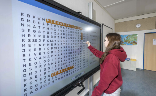 Schulunterricht mit einem interaktiven Whiteboard DEU/Brandenburg/Guben Europaschule Guben, interaktives Whiteboard satt Schultafel und Kreide: Interaktiver Deutschunterricht in einer 9. Klasse. In jedem Unterrichtsraum hängt eine der digitalen Schultafeln von demselben Hersteller mit der gleichen Software, so kommt der Einsatz der Digitaltechnik der Lebenswelt der Schüler sehr entgegen. An der Digitalisierung führt kein Weg vorbei, die Lehrer müssen ihre Unterrichtsplanung und -gestaltung völlig neu denken. 325 Schüler werden an der Oberschule in Guben von 31 Lehrern unterrichtet, ein Drittel davon sind Quereinsteiger. Eine Studie des mmb-Instituts der FDP-nahen Friedrich-Neumann-Stiftung zufolge brauchen die Schulen mehr bud