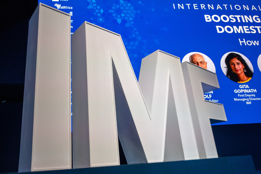 12.10.2023, Marokko, Marrakesch: Bei einem Treffen der Jahrestagung des Internationalen Währungsfonds und der Weltbank steht ein IMF Logo (International Monetary Fund). Auch Bundesfinanzminister Lindner ist für die IWF/Weltbank-Tagung und ein Treffen der Finanzminister und Zentralbankchefs der G20-Staaten nach Marrakesch gereist. Foto: Christophe Gateau/dpa +++ dpa-Bildfunk +++