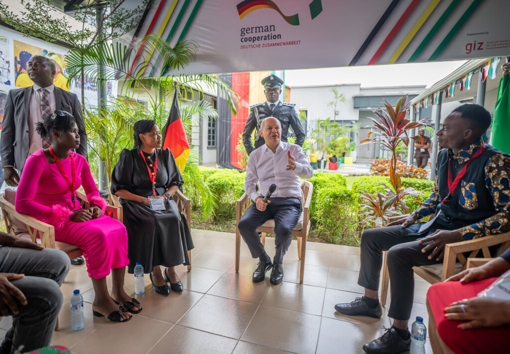 30.10.2023, Nigeria, Lagos: Bundeskanzler Olaf Scholz (SPD), besucht das Deutsch-Nigerianische Zentrum für Jobs, Migration und Reintegration in der der Wirtschaftsmetropole Lagos und spricht mit Klienten des Zentrums. Scholz ist auf seiner dritten größeren Afrika-Reise in den knapp zwei Jahren seit seiner Vereidigung. Mit Nigeria besucht er nun das bevölkerungsreichste und wirtschaftsstärkste Land des Kontinents. Foto: Michael Kappeler/dpa +++ dpa-Bildfunk +++