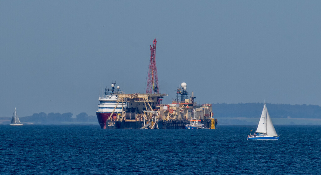 ARCHIV - 21.09.2023, Mecklenburg-Vorpommern, Lubmin: Das Pipeline-Verlegeschiff «Castoro 10», das die Anbindungspipeline des umstrittenen Rügener Flüssigerdgas (LNG)-Terminals verlegt. (zu dpa «Bund zu Rügener LNG-Terminal - Wetter und Genehmigung sind Risiken») Foto: Stefan Sauer/dpa +++ dpa-Bildfunk +++
