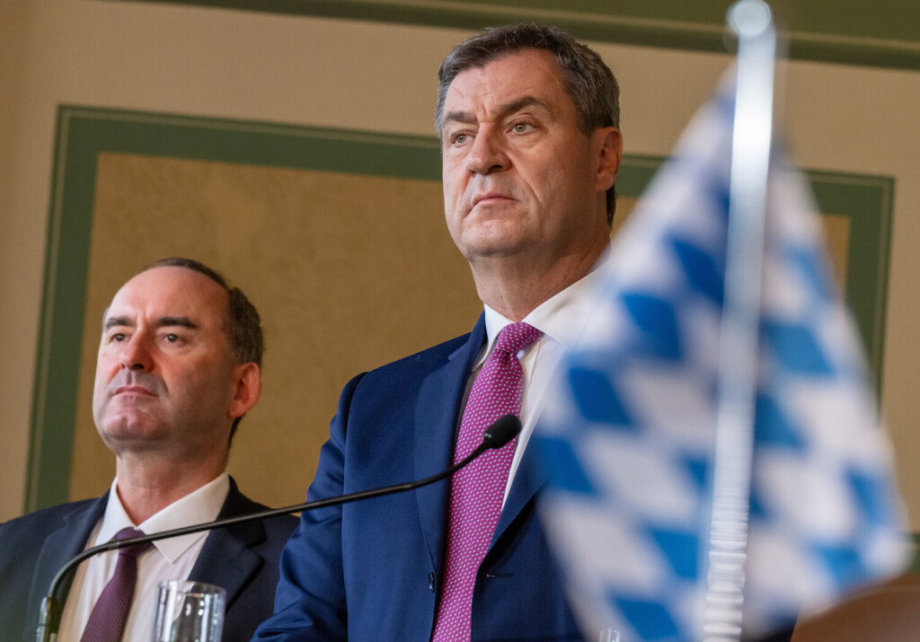 dpatopbilder - 26.10.2023, Bayern, München: Hubert Aiwanger (l), Bundesvorsitzender der Freien Wähler, und Markus Söder (CSU), Ministerpräsident von Bayern, nehmen im bayerischen Landtag an der Unterzeichnung vom Koalitionsvertrag von CSU und den Freien Wählern teil. Foto: Peter Kneffel/dpa +++ dpa-Bildfunk +++