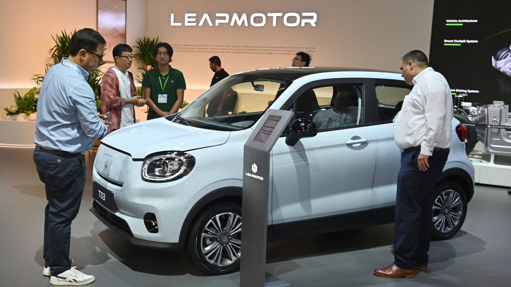IAA Mobility 2023 in der Messe Riem vom 05.09.-10.09.2023 in Muenchen. Besucher am Stand vom chinesischen Autobauer LEAPMOTOR. *** IAA Mobility 2023 at Messe Riem from 05 09 10 2023 in Munich Visitors at the booth of the Chinese car manufacturer LEAPMOTOR