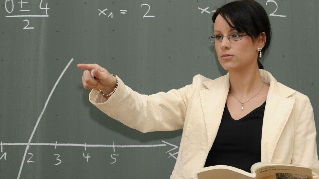 Bildnummer: 52350294 Datum: 02.01.2008 Copyright: imago/imagebroker
Junge Referendarin während einer Kurvendiskussion an der Tafel im Klassenraum , Personen; 2008, Symbolfoto, model released, indoor, Referendariat, Lehrer, Lehrerin, Mathematik, Mathematikunterricht, Unterricht, unterrichtet, unterrichtend, Koordinatensystem, Kreide, erklären, erklärt, erklärend, zeigt, zeigen, zeigend, rechnen, rechnend, rechnet, Berechnung, Schriftzug, Lehrbuch, Lehrbücher; , quer, kbdig, Einzelbild, , Schule, Bildung, o0 Mathe, Matheunterricht