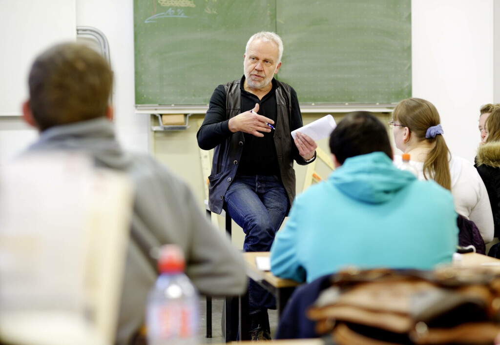 DEU , DEUTSCHLAND : Ein Lehrer in der Berufsschule des CJD in Moers unterrichtet Auszubildende DEU , GERMANY : A teacher in the school of CJD in Moers with his apprentices 04.12.2014
DEU Germany a Teacher in the Vocational school the CJD in Moers shall Trainees DEU Germany a Teacher in The School of CJD in Moers With His 04 12 2014