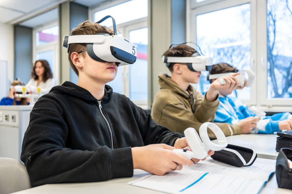 Virtual Reality am Sophie-Scholl-Gymnasium in Oberhausen *** NUR FUeR REDAKTIONELLE ZWECKE *** EDITORIAL USE ONLY ***<p>Leonard (14), Felix (15) und Jonas (14, v.l.), Schueler aus der 9. Klasse des Sophie Scholl Gymnaiums in Oberhausen, benutzen am Donnerstag, 16.01.2023, zum ersten Mal Virtual-Reality-Brille im Unterricht Die Schule testet als erste in der Stadt den Einsatz dieser Technik. Deutschland NRW Oberhausen Copyright: MartinxMoeller *** Virtual Reality at Sophie Scholl Gymnasium in Oberhausen FOR EDITORIAL PURPOSES ONLY EDITORIAL USE ONLY p Leonard 14 , Felix 15 and Jonas 14, f l , students from the 9th grade of Sophie Scholl Gymnaium in Oberhausen, use virtual reality goggles for the first time in class on Thursday, 16 01 2023 Th Copyright: MartinxMoeller doc7ok467q2x8ovpdfl293 ,EDITORIAL USE ONLY