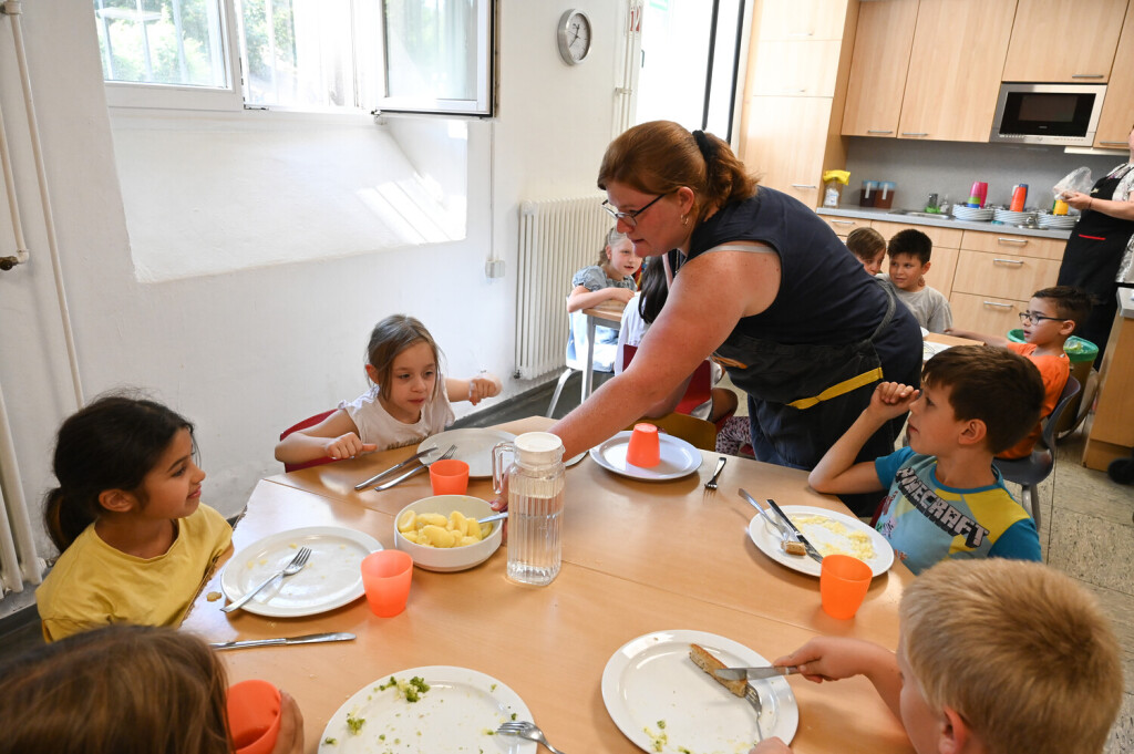 Die Mensa in der Grundschule an der Bergstrasse in Duisburg. *** NUR FUeR REDAKTIONELLE ZWECKE *** EDITORIAL USE ONLY ***<p>Kinder beim Essen in der Mensa in der Grundschule an der Bergstrasse in Duisburg am Dienstag, 23. August 2022. Im Rahmen des offenen Ganztages erhalten die Kinder ein Mittagessen und werden am Nachmittag betreut. Duisburg Copyright: STEFANxAREND *** The canteen at the elementary school on Bergstrasse in Duisburg EDITORIAL USE ONLY p Children eating in the canteen at the elementary school on Bergstrasse in Duisburg on Tuesday, August 23, 2022 As part of the open all-day program, children receive lunch and are supervised in the afternoon Duisburg Copyright STEFANxAREND Copyright: STEFANxAREND doc7mfj7if1tbn13qipek1r ,EDITORIAL USE ONLY