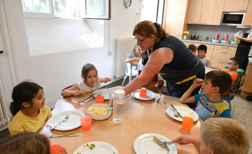 Die Mensa in der Grundschule an der Bergstrasse in Duisburg. *** NUR FUeR REDAKTIONELLE ZWECKE *** EDITORIAL USE ONLY ***<p>Kinder beim Essen in der Mensa in der Grundschule an der Bergstrasse in Duisburg am Dienstag, 23. August 2022. Im Rahmen des offenen Ganztages erhalten die Kinder ein Mittagessen und werden am Nachmittag betreut. Duisburg Copyright: STEFANxAREND *** The canteen at the elementary school on Bergstrasse in Duisburg EDITORIAL USE ONLY p Children eating in the canteen at the elementary school on Bergstrasse in Duisburg on Tuesday, August 23, 2022 As part of the open all-day program, children receive lunch and are supervised in the afternoon Duisburg Copyright STEFANxAREND Copyright: STEFANxAREND doc7mfj7if1tbn13qipek1r ,EDITORIAL USE ONLY