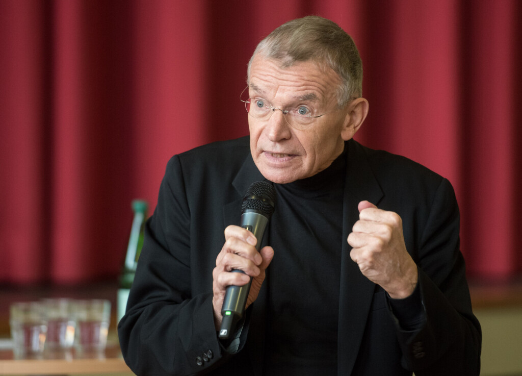 Jugendforscher Klaus Hurrelmann zu Gast im Steinbart Gymnasium in Duisburg *** NUR FUeR REDAKTIONELLE ZWECKE *** EDITORIAL USE ONLY ***<p>Der Jugendforscher Klaus Hurrelmann stellt seine Thesen vor am Donnerstag, den 06. Februar 2020 im Steinbardt Gymnasium in Duisburg. Der Jugendforscher Klaus Hurrelmann diskutiert mit Paedagogik-Schuelern ueber seine Thesen. Deutschland NRW Duisburg Copyright: TanjaxPickartz *** Youth researchers Klaus Hurrelmann to Guest at stone beard Gymnasium in Duisburg *** ONLY FOR EDITORIAL PURPOSE *** EDITORIAL USE ONLY *** P the Youth researchers Klaus Hurrelmann provides its Theses before on Thursday, the 06 February 2020 at Steinbardt Gymnasium in Duisburg the Youth researchers Klaus Hurrelmann discussed Copyright: TanjaxPickartz doc7968hg37u9cg0trx1b0u EDITORIAL USE ONLY