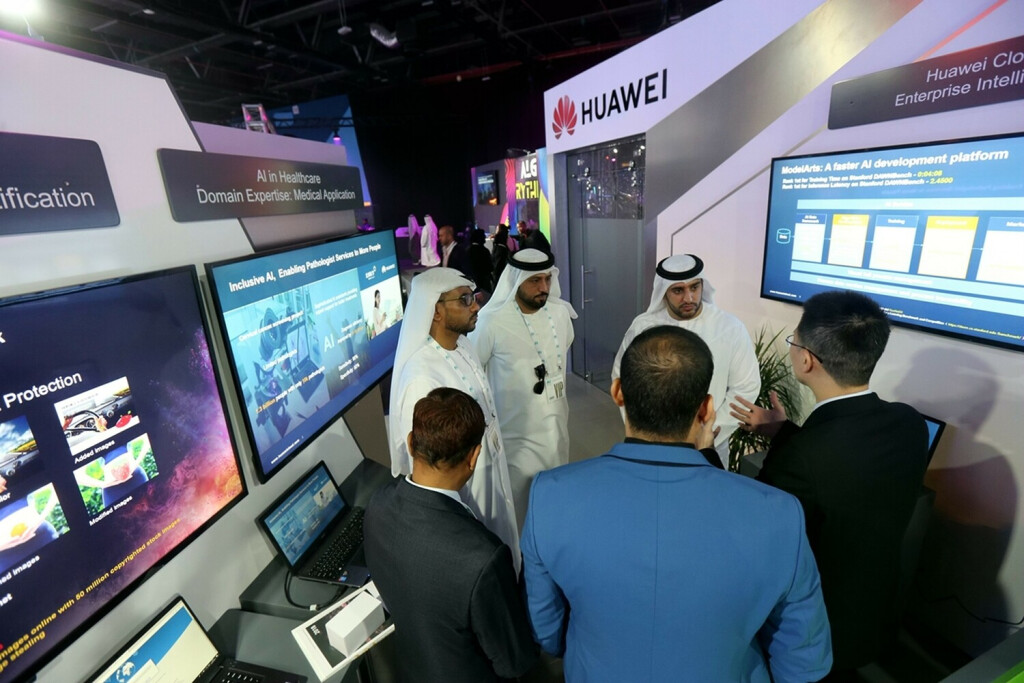 (190502) -- DUBAI, May 2, 2019 (Xinhua) -- Visitors are seen at the booth of Huawei at the first AI Everything Summit in Dubai, the United Arab Emirates, on May 1, 2019. The first-ever AI Everything Summit kicked off in Dubai on Tuesday, organized by the United Arab Emirates (UAE) National Program for Artificial Intelligence, in partnership with Smart Dubai. (Xinhua/Mahmoud Khaled).