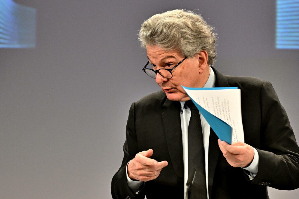 Thierry Breton , EU-Kommissar. Thierry Breton der EU-Kommissar für Binnenmarkt, Dienstleistungen, Verteidigung und Raumfahrt bei der Pressekonferenz in der Europäischen Kommission. Brüssel Brüssel Belgien *** Thierry Breton , EU Commissioner Thierry Breton the EU Commissioner for Internal Market, Services, Defense and Space at the press conference at the European Commission Brussels Belgium Copyright: xRolfxPossx