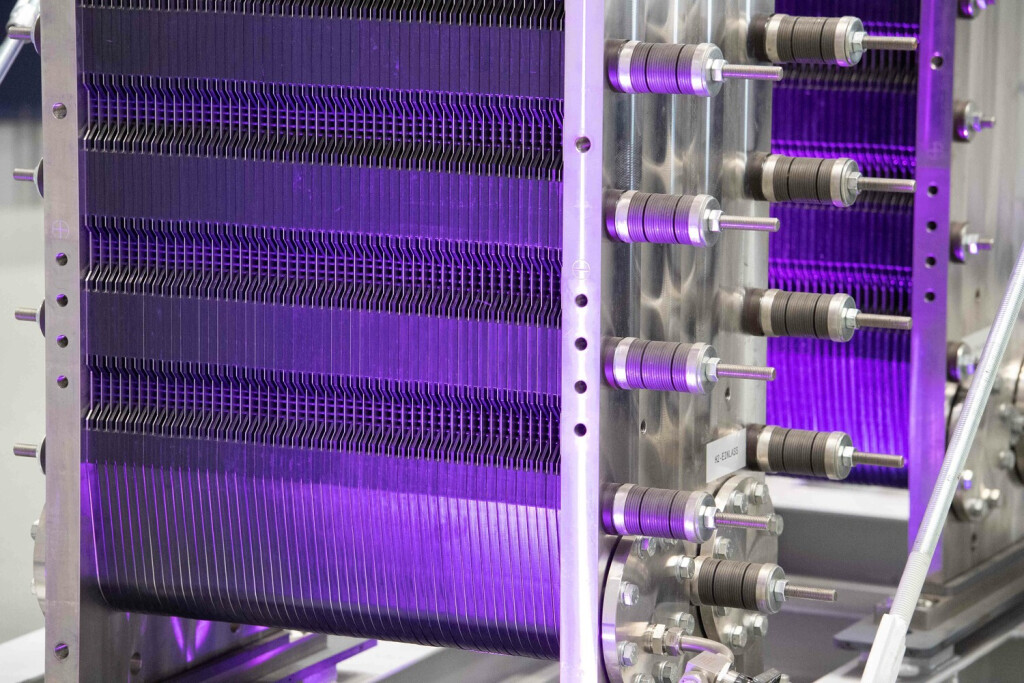 Ein Elektrolyseur fuer die Herstellung von Wasserstoff, Feature, Randmotive, Symbolfoto, hier bei der Firma Siemens Energy in Muelheim an der Ruhr, Begegnungs- und Informationsreise des Bundespraesidenten mit Botschafterinnen und Botschaftern nach Nordrhein-Westfalen, 27.06.2023, *** An electrolyzer for the production of hydrogen, feature, marginal motifs, symbol photo, here at the company Siemens Energy in Muelheim an der Ruhr, meeting and information trip of the German President with ambassadors to North Rhine-Westphalia, 27 06 2023,