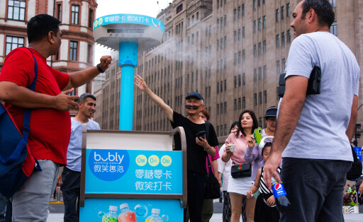 Shanghai City Issues Orange Heat Alert tourists stand in front of a mist machine to cool off in Shanghai, China on July 13, 2023 as city issues orange heat alert as city continues high temperture during the week Shanghai China PUBLICATIONxNOTxINxFRA Copyright: xYingxTangx originalFilename: tang-notitle230713_np9BC.jpg