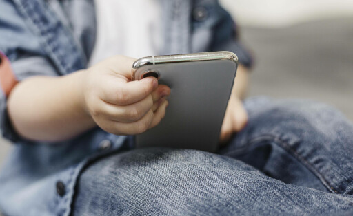 Kind benutzt Mobiltelefon *** Child used Mobile phone Copyright: imageBROKER/OleksandrxLatkun ibxole09451902.jpg ,model released, Symbolfoto ,property released Bitte beachten Sie die gesetzlichen Bestimmungen des deutschen Urheberrechtes hinsichtlich der Namensnennung des Fotografen im direkten Umfeld der Veröffentlichung