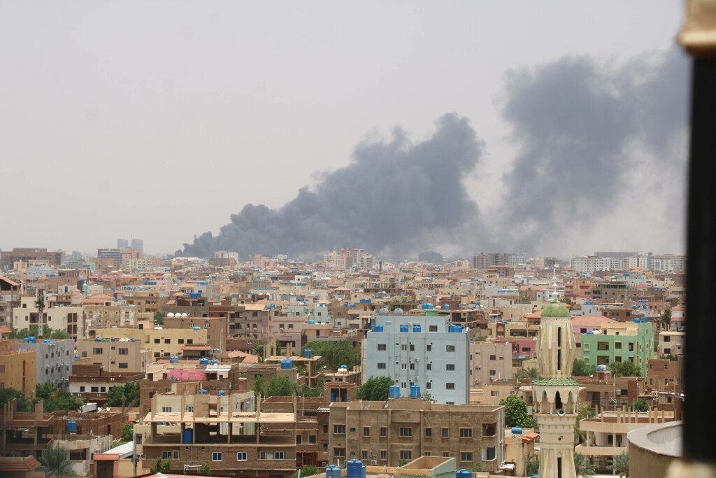 (230827) -- KHARTOUM, Aug. 27, 2023 -- This photo taken on Aug. 26, 2023 shows clouds of smoke rising from a post belong