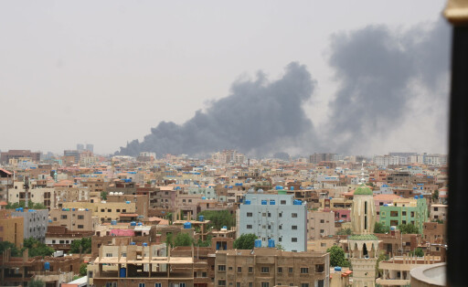 (230827) -- KHARTOUM, Aug. 27, 2023 -- This photo taken on Aug. 26, 2023 shows clouds of smoke rising from a post belong