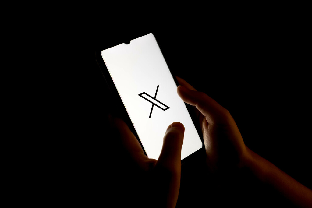 Photo Logo Illustration In this photo illustration a X formerly twitter logo seen displayed on a smartphone screen in Chania, Greece on August 29, 2023. Photo illustration by Nikolas Kokovlis/NurPhoto Chania Greece PUBLICATIONxNOTxINxFRA Copyright: xNikolasxKokovlisx originalFilename: kokovlis-notitle230829_npC4z.jpg