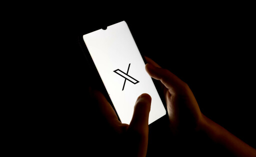 Photo Logo Illustration In this photo illustration a X formerly twitter logo seen displayed on a smartphone screen in Chania, Greece on August 29, 2023. Photo illustration by Nikolas Kokovlis/NurPhoto Chania Greece PUBLICATIONxNOTxINxFRA Copyright: xNikolasxKokovlisx originalFilename: kokovlis-notitle230829_npC4z.jpg