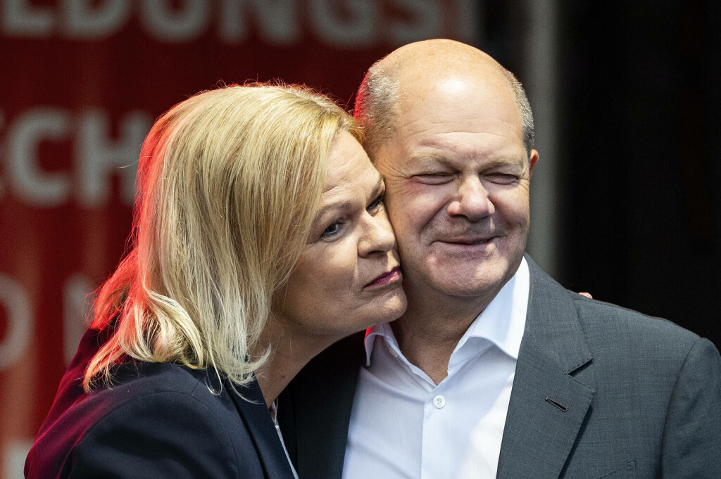 Wahlkampf SPD 23.09.2023 Baunatal x1x Bundeskanzler Olaf Scholz und Bundesinnenministerin Nancy Faeser machen Wahlkampf für die Landtagswahl in Hessen auf dem Marktplatz. l-r Bundesinnenministerin Nancy Faeser, Bundeskanzler Olaf Scholz. Baunatal Baunatal Hessen Germany *** Election campaign SPD 23 09 2023 Baunatal x1x Federal Chancellor Olaf Scholz and Federal Minister of the Interior Nancy Faeser campaign for the state election in Hesse on the market square l r Federal Minister of the Interior Nancy Faeser, Federal Chancellor Olaf Scholz Baunatal Baunatal Hesse Germany