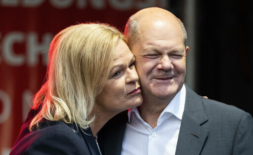 Wahlkampf SPD 23.09.2023 Baunatal x1x Bundeskanzler Olaf Scholz und Bundesinnenministerin Nancy Faeser machen Wahlkampf für die Landtagswahl in Hessen auf dem Marktplatz. l-r Bundesinnenministerin Nancy Faeser, Bundeskanzler Olaf Scholz. Baunatal Baunatal Hessen Germany *** Election campaign SPD 23 09 2023 Baunatal x1x Federal Chancellor Olaf Scholz and Federal Minister of the Interior Nancy Faeser campaign for the state election in Hesse on the market square l r Federal Minister of the Interior Nancy Faeser, Federal Chancellor Olaf Scholz Baunatal Baunatal Hesse Germany