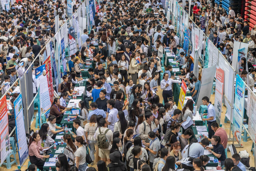Typischer Massenauflauf bei einer Jobmesse in Zhengzhou. 2023 entern rund 11,58 Millionen neue Uni-Absolventen den chinesischen Arbeitsmarkt.