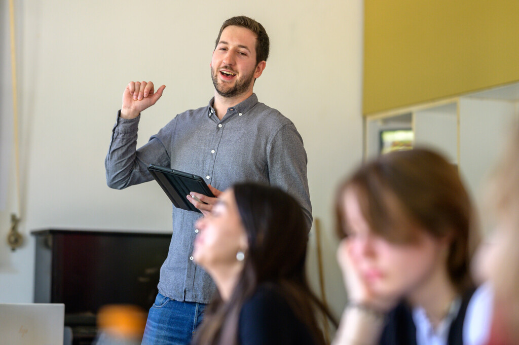 Essen: Finanz-Workshop in der Stufe Q1 des Maedchengymnasiums Borbeck *** NUR FUeR REDAKTIONELLE ZWECKE *** EDITORIAL USE ONLY ***<p>Referendar Maurice Kajdan waehrend des Finanz-Workshops in der Stufe Q1 des Maedchengymnasiums Borbeck am Dienstag, den 26. September 2023, in Essen-Borbeck. Deutschland NRW Essen Copyright: UwexErnst *** Essen finance workshop in the level Q1 of the girls high school Borbeck FOR EDITORIAL PURPOSES ONLY EDITORIAL USE ONLY p Referendar Maurice Kajdan during the finance workshop in the level Q1 of the girls high school Borbeck on Tuesday, September 26, 2023, in Essen Borbeck Germany NRW Essen Copyright UwexErnst Copyright: UwexErnst doc7s4pk2r1egzmu8qs7vl ,EDITORIAL USE ONLY