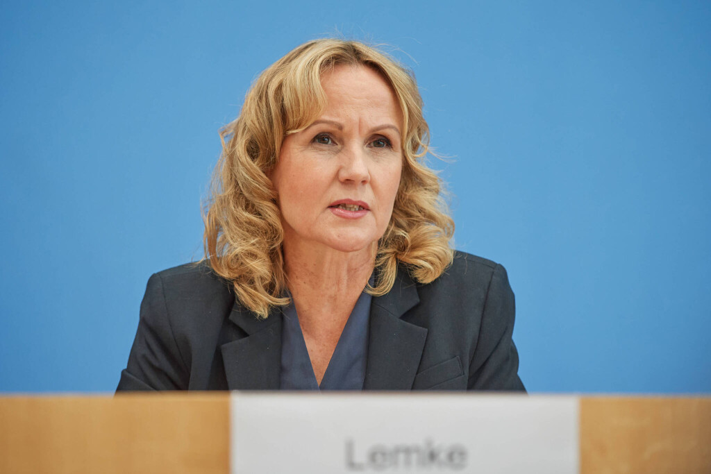 Bundesumweltministerin Steffi Lemke Gruene stellte am Donnerstag 12.10.2023 in Berlin einen Entwurf ihres Ministerium zum Umgang mit Woelfen vor. Die Bundesumweltministerin schlaegt die Moeglichkeit von Schnellabschuessen von Woelfen nach Angriffen auf Weidetiere vor. Die Ministerin plaedierte am Donnerstag in Berlin dafuer, dass ein Wolf, der sich im Zeitraum von 21 Tagen nach einem ersten Riss im Umkreis von 1.000 Metern von der Rissstelle aufhaelt, ohne viel Buerokratie geschossen werden darf. Dieses Vorgehen sei erfolgversprechend, weil ein Wolf haeufig zur selben Weide zurueckkehre. Siehe epd-Meldung vom 12.102023 EDITORIAL USE ONLY *** Federal Environment Minister Steffi Lemke Gruene presented on Thursday 12 10 2023 in Berlin a Copyright: epd-bild/ChristianxDitsch D23D1012UmweltministerinLemke133146
