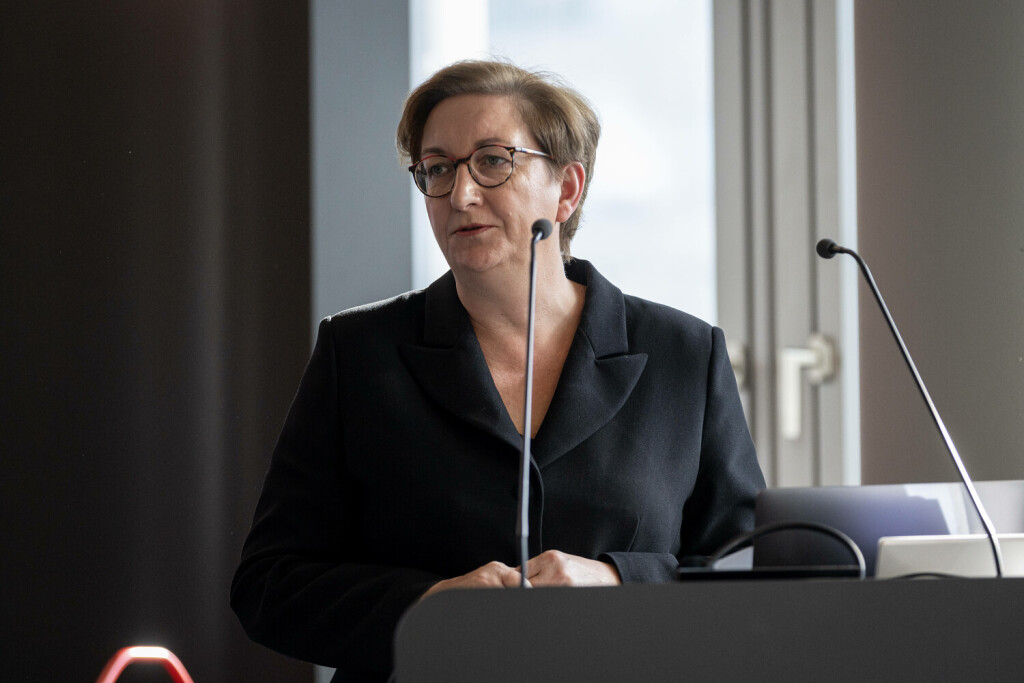 Klara Geywitz, SPD, Bundesministerin für Wohnen, Stadtentwicklung und Bauwesen, Wohnungsbau-Konferenz mit Bundesbauministerin Klara Geywitz, 18.10.2023, Audimax von EY Deutschland, Berlin, Deutschland *** Klara Geywitz, SPD, Federal Minister of Housing, Urban Development and Construction, Housing Conference with Federal Minister of Construction Klara Geywitz, 18 10 2023, Audimax of EY Germany, Berlin, Germany. kreativmedia_baukonferenz_11
Bild: Imago / Marten Ronneburg
