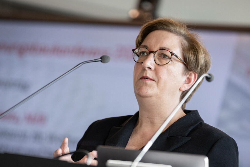 Klara Geywitz, SPD, Bundesministerin für Wohnen, Stadtentwicklung und Bauwesen, Wohnungsbau-Konferenz mit Bundesbauministerin Klara Geywitz, 18.10.2023, Audimax von EY Deutschland, Berlin, Deutschland *** Klara Geywitz, SPD, Federal Minister of Housing, Urban Development and Construction, Housing Conference with Federal Minister of Construction Klara Geywitz, 18 10 2023, Audimax of EY Germany, Berlin, Germany. kreativmedia_baukonferenz_22