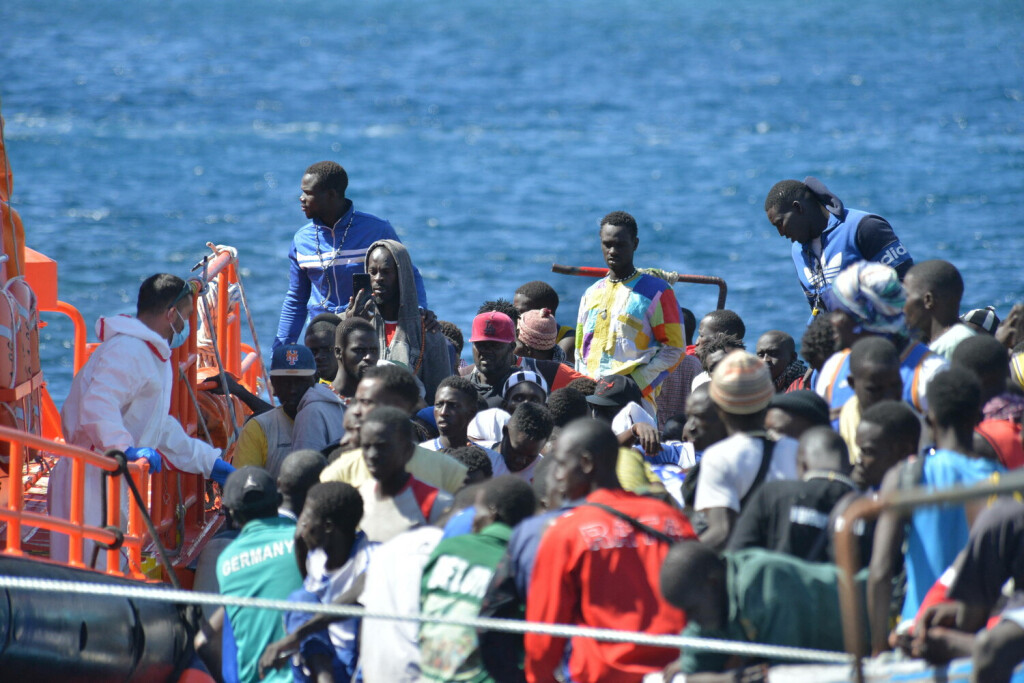 Spanien, Ankunft von Geflüchteten in La Restinga, Kanarische Inseln 532 Immigrants Of Sub-Saharan Arrive In El Hierro Arrival of the patera at the dock of La Restinga, on October 21, 2023, in El Hierro, Canary Islands Spain. 532 immigrants of sub-Saharan origin have arrived this afternoon to El Hierro in two small boats, with 212 and 320 people, respectively. The cayuco with 320 immigrants surpasses the one that arrived last October 3 at the port of La Restinga with 271, making it the boat with more migrants on board than any other on record since the Canary route of the pateras was opened in 1994. Photo by Europa Press/ABACAPRESS.COM El Hierro Canary Islands Spain PUBLICATIONxNOTxINxFRAxESPxUKxUSAxBELxPOL Copyright: xEuropaxPress/ABACAx 872705_003 EuropaxPress/ABACAx 872705_003