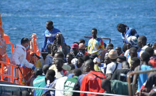 Spanien, Ankunft von Geflüchteten in La Restinga, Kanarische Inseln 532 Immigrants Of Sub-Saharan Arrive In El Hierro Arrival of the patera at the dock of La Restinga, on October 21, 2023, in El Hierro, Canary Islands Spain. 532 immigrants of sub-Saharan origin have arrived this afternoon to El Hierro in two small boats, with 212 and 320 people, respectively. The cayuco with 320 immigrants surpasses the one that arrived last October 3 at the port of La Restinga with 271, making it the boat with more migrants on board than any other on record since the Canary route of the pateras was opened in 1994. Photo by Europa Press/ABACAPRESS.COM El Hierro Canary Islands Spain PUBLICATIONxNOTxINxFRAxESPxUKxUSAxBELxPOL Copyright: xEuropaxPress/ABACAx 872705_003 EuropaxPress/ABACAx 872705_003