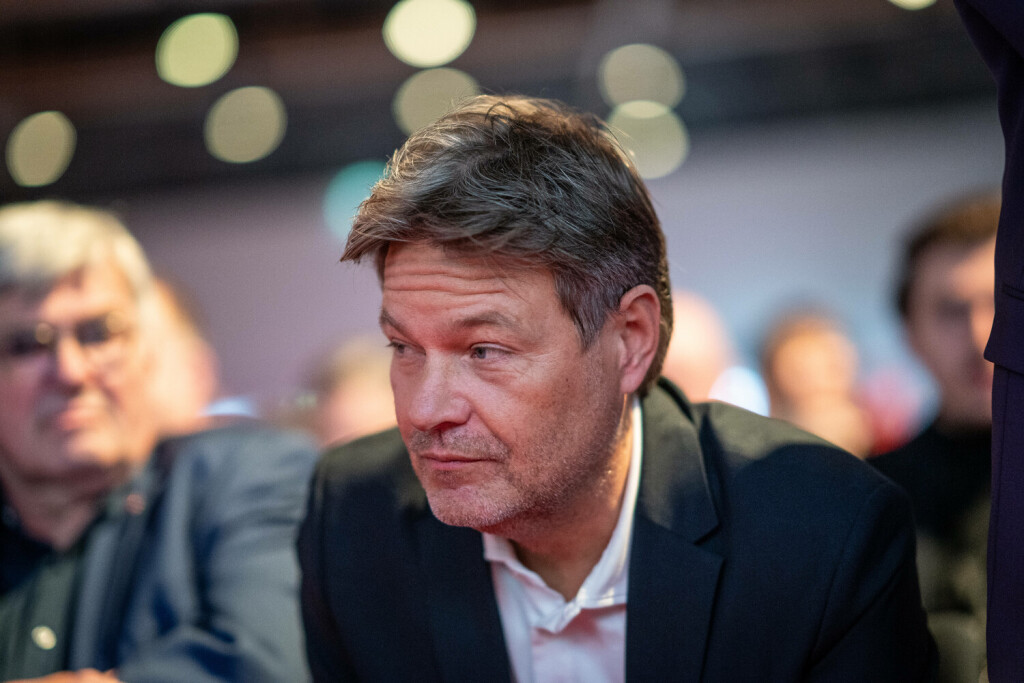 25. Gewerkschaftstag der IG Metall 2023 in Frankfurt Robert Habeck, Bundeswirtschaftsminister, nach seiner Ankunft auf dem Gewerkschaftstag - Jörg Hofmann, Vorsitzender, IG Metall25. Gewerkschaftstag der IG Metall 2023 in Frankfurt Robert Habeck, Bundeswirtschaftsminister, nach seiner Ankunft auf dem Gewerkschaftstag - Jörg Hofmann, Vorsitzender, IG Metall, Frankfurt am Main Hessen Deutschland Messe Frankfurt *** 25 Trade Union Congress of IG Metall 2023 in Frankfurt Robert Habeck, Federal Minister of Economics, after his arrival at the Trade Union Congress Jörg Hofmann, Chairman, IG Metall 25 Trade Union Congress of IG Metall 2023 in Frankfurt Robert Habeck, Federal Minister of Economics, after his arrival at the Trade Union Con
Bild: Imago / Chris Emil Janßen