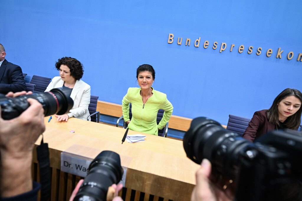 RECORD DATE NOT STATED Gruendung des Vereins Buendnis Sahra Wagenknecht *** NUR FUeR REDAKTIONELLE ZWECKE *** EDITORIAL USE ONLY ***<p>Gruendung des Vereins Buendnis Sahra Wagenknecht Die Vorstandsmitglieder des Vereins «Buendnis Sahra Wagenknecht - Fuer Vernunft und Gerechtigkeit» Lukas Schoen (l-r), Amira Mohamed Ali, Sarah Wagenknecht, Ralf Suikat und Christian Leye stehen am 23. Oktober 2023 vor der Pressekonferenz zur Gruendung des Vereins nebeneinander. Der Verein ist bereits seit einigen Wochen registriert und gilt als Vorstufe zur Gruendung einer eigenen Partei der Linken-Politikerin. Berlin Copyright: RetoxKlar *** Foundation of the association Alliance Sahra Wagenknecht FOR EDITORIAL PURPOSES ONLY EDITORIAL USE ONLY p Foundation of the associatio Copyright: RetoxKlar doc7sif7t3voes1f0ixngp9 ,EDITORIAL USE ONLY