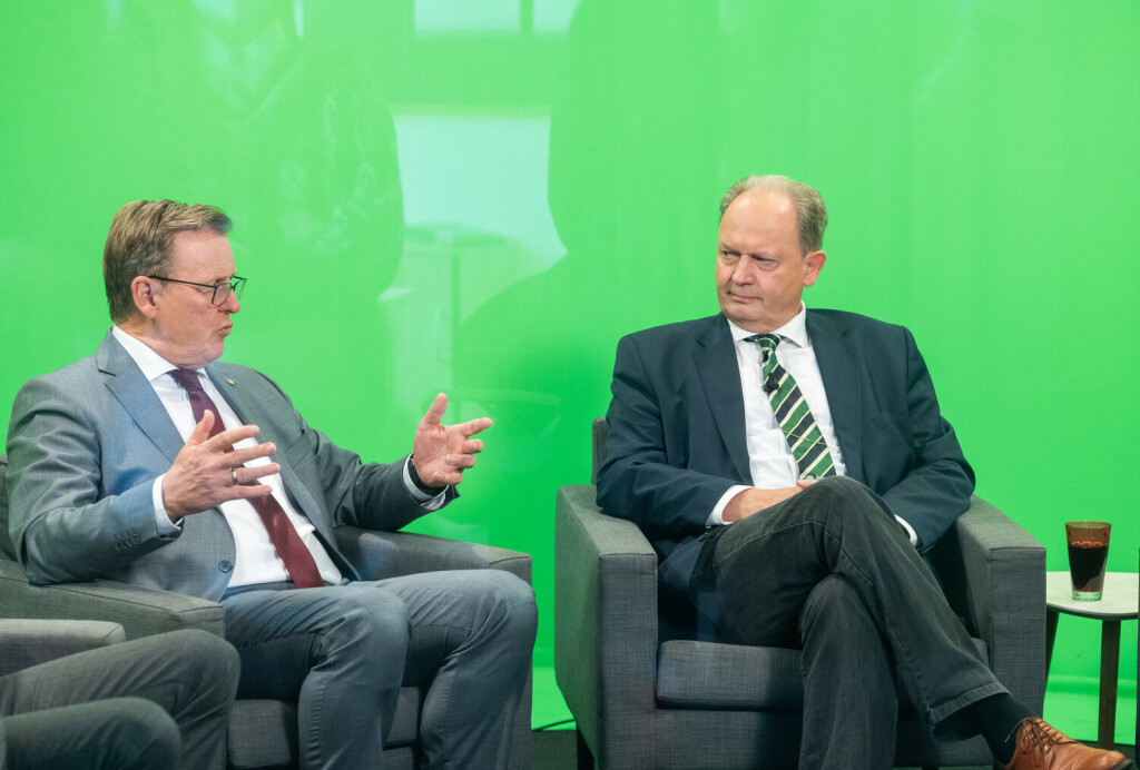 TV-Talk Am Anger <p>19/10/2021-Erfurt: TV-Talk Am Anger veranstaltet von Thueringer Allgemeine, Salve TV und Thueringen24 im Studio von SalveTV mit: Moderator Jan Hollitzer (Chefredakteur Thueringer Allgemeine), Ministerpraesident Bodo Ramelow (Die Linke), links im Foto, Prof. Dr. Torsten Oppelland (Uni Jena), rechts im Foto, und Moderator Klaus-Dieter Boehm zum Thema: Thema: Bundestagswahl danach ( Deutschland Thueringen Erfurt Copyright: SaschaxFromm NUR FUeR REDAKTIONELLE ZWECKE *** TV Talk at Anger P 19 10 2021 Erfurt TV Talk at Anger organized from Thueringer general, Salve TV and Thuringia24 in Studio from SalveTV with presenter Jan Hollitzer Editor-in-chief Thueringer General , Prime Minister Bodo Ramelow The Left , left in Photo, Prof Dr Torsten Oppelland Univ Jena , right in Photo, and presenter Klaus Dieter Boehm to Theme Theme Federal Elections Thereafter Germany Thuringia Erfurt Copyright SaschaxFromm only for editorial Purposes Copyright: SaschaxFromm doc7i1ayrz8xc0dhainkve ,EDITORIAL USE ONLY