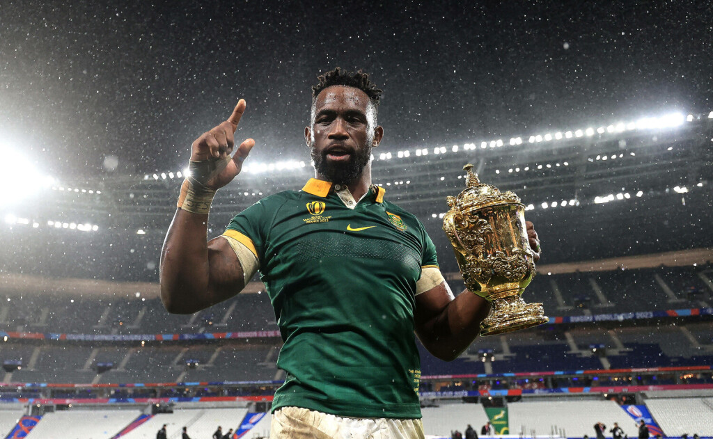 Siya Kolisi am Samstag mit dem Webb Ellis Cup im Stade de France in Paris.