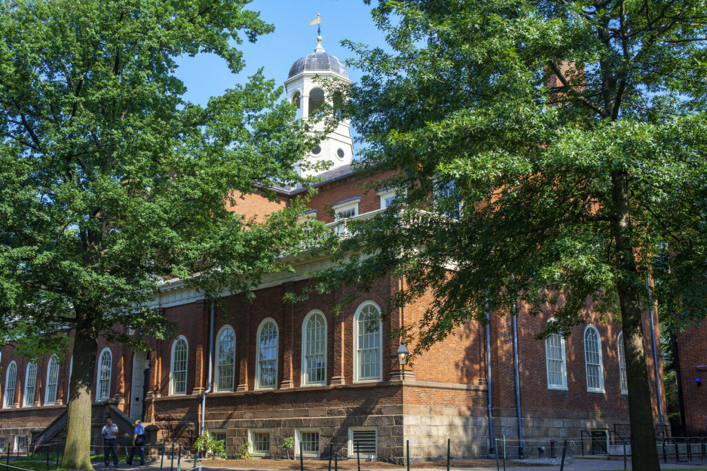 Moors Hall, part of both Cabot and Pforzheimer Houses of Harvard College, at the Radcliffe Quadrangle in Cambridge, MA. Students and visitors in the Old Yard of Harvard Yard, Harvard University, Cambridge, Boston, Massachusetts, USA Boston Massachusetts USA Copyright: xSergixReboredox SRE-EP0037