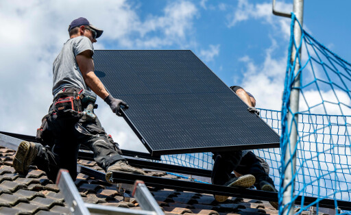 Solarenergie Wirtschaft, Bauen, Solarenergie: Arbeiter installieren eine Photovoltaikanlage auf dem Dach eines Hauses. Rietberg Nordrhein-Westfalen Deutschland *** Solar Energy Economy, Building, Solar Energy Workers install a photovoltaic system on the roof of a house Rietberg North Rhine Westphalia Germany Copyright: xDavidxInderliedx