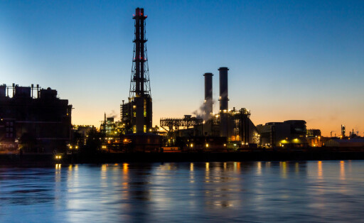 Nachtaufnahme von der BASF in Ludwigshafen mit dem Rhein im Vordergrund *** Night shot of BASF in Ludwigshafen with the Rhine in the foreground Copyright: xx